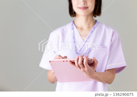 医療用スクラブ姿のミドル女性看護師 医療用スクラブ姿のミドル女性看護師 136290875