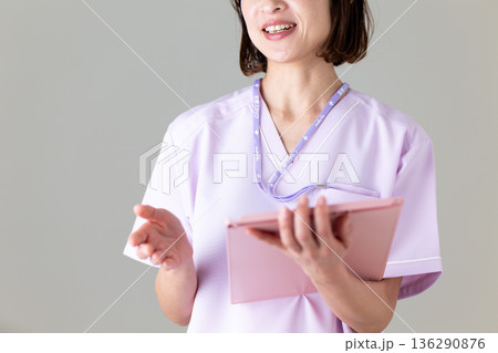 医療用スクラブ姿のミドル女性看護師 医療用スクラブ姿のミドル女性看護師 136290876