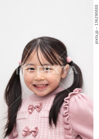 4歳女の子の上半身 (白バック 無背景) 4歳女の子の上半身 (白バック 無背景) 136290888