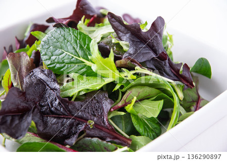 白い角皿に入れたベビーリーフ 136290897