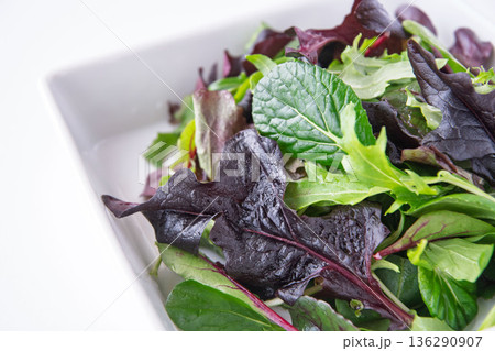 白い角皿に入れたベビーリーフ 136290907