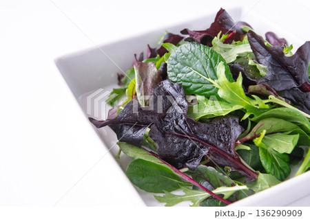 白い角皿に入れたベビーリーフ 136290909