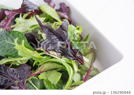 白い角皿に入れたベビーリーフ 136290948