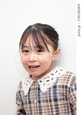 4歳の女の子 (白バック 無背景) 136290969