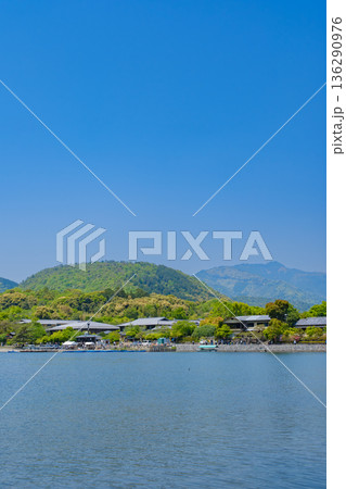 京都嵯峨野嵐山_桂川と渡月橋近辺の風景 136290976