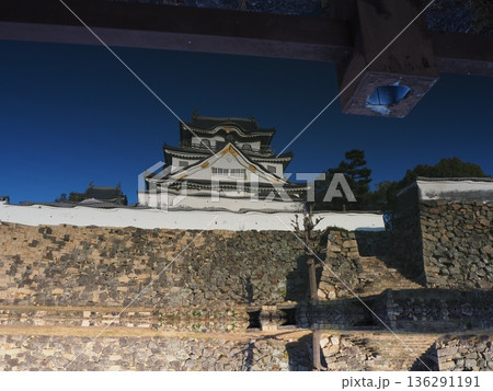 水面に映る岸和田城 136291191