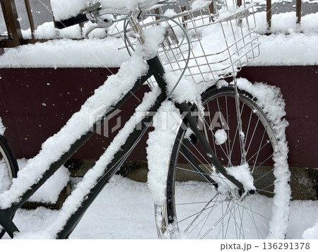 雪と自転車 136291378