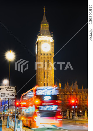 ロンドン ライトアップされたウェストミンスター宮殿 ロンドン ライトアップされたウェストミンスター宮殿 136291919