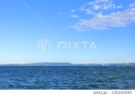 神奈川県・横須賀市・観音崎岬から眺める房総半島の景色 神奈川県・横須賀市・観音崎岬から眺める房総半島の景色 136292090