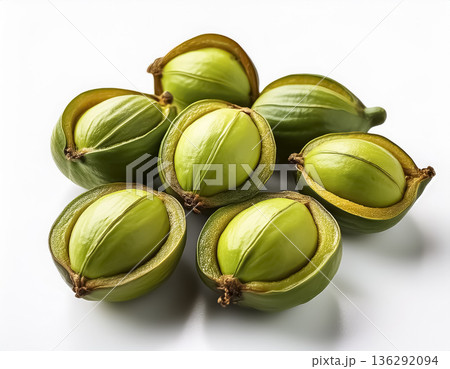 殻付きナッツの集合｜食品EC・パッケージ向け白背景の食材素材 136292094