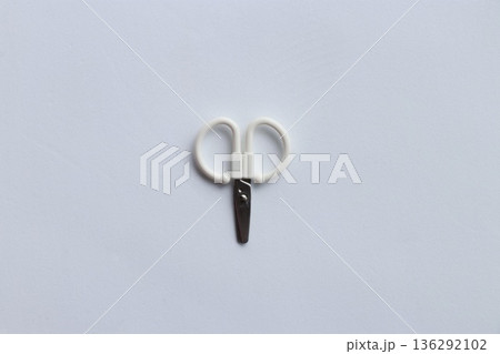 白背景に置かれた小さなハサミ 生活用品のミニマル素材写真 136292102