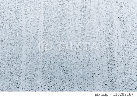 窓ガラスに付く雨滴のイメージ 窓ガラスに付く雨滴のイメージ 136292167