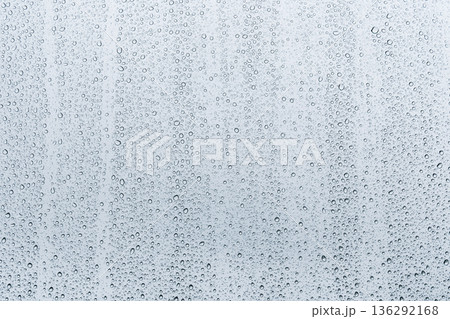 窓ガラスに付く雨滴のイメージ 136292168