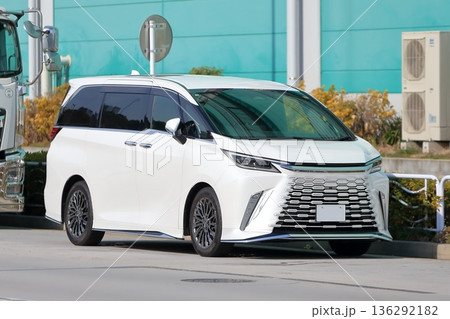高級ミニバン 136292182