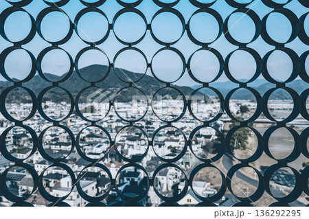 幾何学的な円形パターン越しに俯瞰する市街地と住宅街 136292295