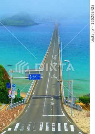 霧の角島大橋2160 136292428