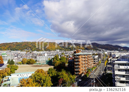 大阪 池田 五月山と箕面山、池田市街地(高層住宅から北東方向)(初冬) 大阪 池田 五月山と箕面山、池田市街地(高層住宅から北東方向)(初冬) 136292516