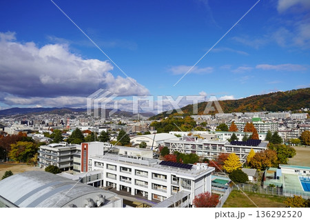 大阪　池田　池田・川西市街地とハープ橋（高層住宅から北西方向）（初冬） 136292520