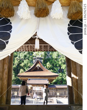 和歌山　田辺市　熊野三山　熊野本宮大社の神門と拝殿（秋） 136292525