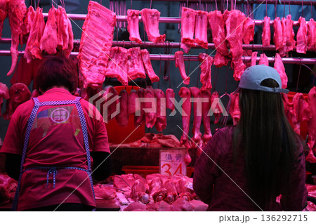 香港の市場の肉屋で売られる豚肉。牛肉や鶏肉より高級で高価。中国人は豚肉が大好きだ 香港の市場の肉屋で売られる豚肉。牛肉や鶏肉より高級で高価。中国人は豚肉が大好きだ 136292715