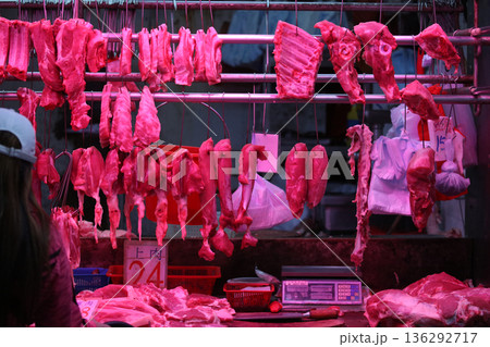 香港の市場の肉屋で売られる豚肉。牛肉や鶏肉より高級で高価。中国人は豚肉が大好きだ 香港の市場の肉屋で売られる豚肉。牛肉や鶏肉より高級で高価。中国人は豚肉が大好きだ 136292717