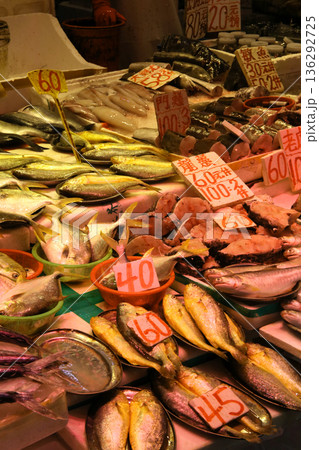 香港島北角の市場で売られる魚。日本ではなじみのない魚も多い 136292725