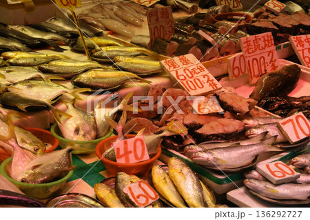 香港島北角の市場で売られる魚。日本ではなじみのない魚も多い 136292727