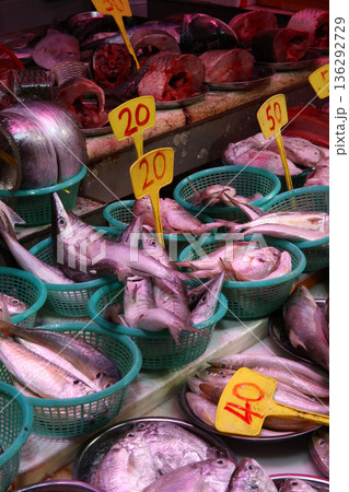 香港島北角の市場で売られる魚。日本ではなじみのない魚も多い 136292729