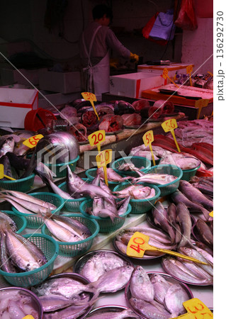 香港島北角の市場で売られる魚。日本ではなじみのない魚も多い 香港島北角の市場で売られる魚。日本ではなじみのない魚も多い 136292730