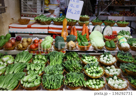 香港の市場の野菜。中国野菜と西洋野菜が混在して売られている 136292731