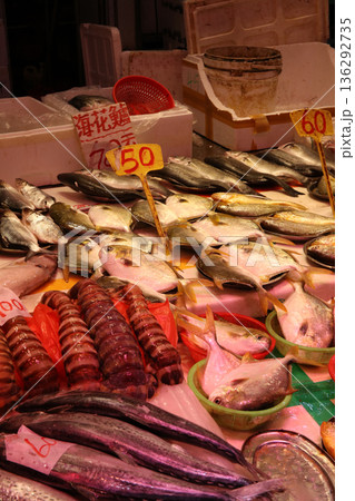 香港島北角の市場で売られる魚。日本ではなじみのない魚も多い 香港島北角の市場で売られる魚。日本ではなじみのない魚も多い 136292735