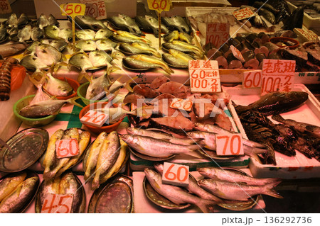 香港島北角の市場で売られる魚。日本ではなじみのない魚も多い 136292736