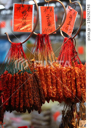 香港・徳輔道西で売られる中華ソーセージ 136292748