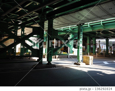 ガード下と道路 136292814