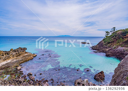 （静岡県）伊豆・白浜海岸展望所から沖の漁船と伊豆大島を眺める 136292936