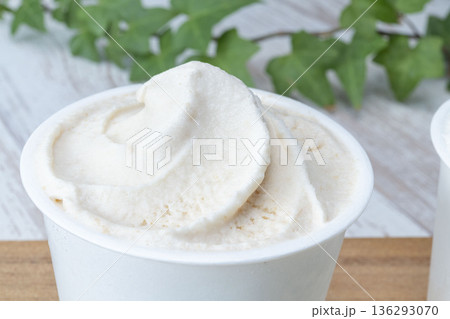 カップに入ったバニラアイスクリーム 136293070