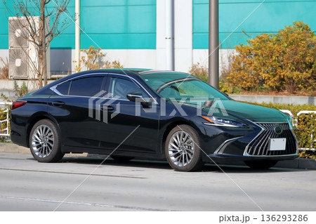 黒い高級セダン 136293286