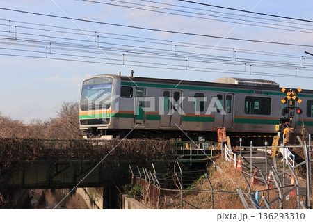上尾市瓦葺を走るJR宇都宮線の電車 上尾市瓦葺を走るJR宇都宮線の電車 136293310