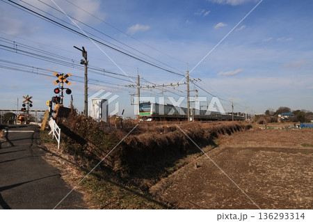 上尾市瓦葺を走るJR宇都宮線の電車 136293314