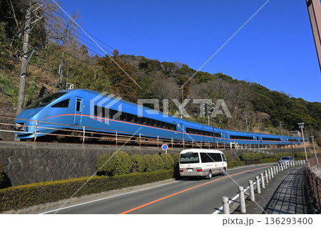 箱根湯本付近をゆく小田急ロマンスカー 136293400