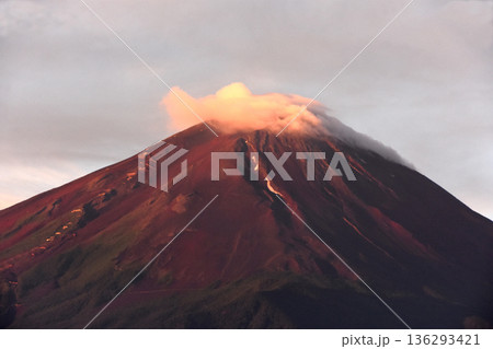 細い一筋の残雪が残った張り付いたような小さな笠雲を被った夏の富士山 136293421