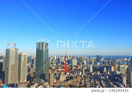 東京都港区、麻布台ヒルズ森JPタワーと東京タワーの風景 東京都港区、麻布台ヒルズ森JPタワーと東京タワーの風景 136293435
