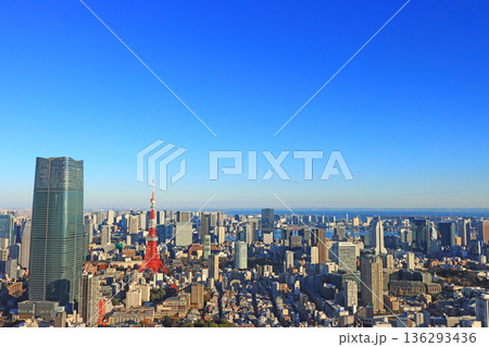 東京都港区、麻布台ヒルズ森JPタワーと東京タワーの風景 東京都港区、麻布台ヒルズ森JPタワーと東京タワーの風景 136293436