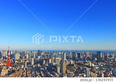 東京都港区、東京の町並みと東京タワーの風景 136293455