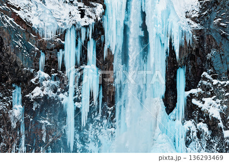 青白く光る氷瀑 136293469