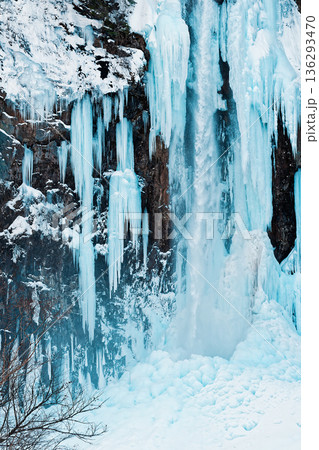 青白く光る氷瀑 136293470