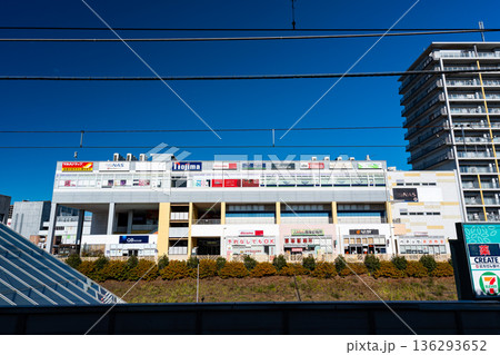 若葉台駅のプラットホームからフレスポ若葉台EASTを眺める 東京都稲城市若葉台 若葉台駅のプラットホームからフレスポ若葉台EASTを眺める 東京都稲城市若葉台 136293652