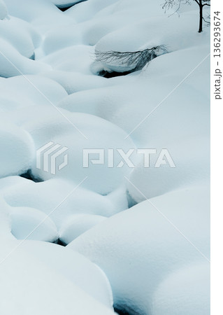 綿玉のような雪に覆われた冬の渓谷 136293674