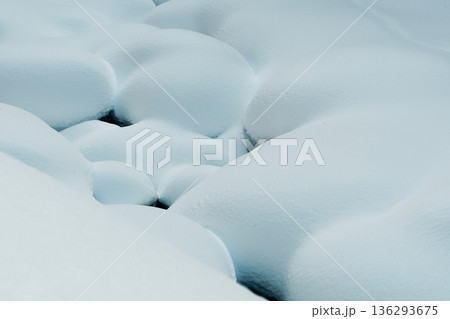 綿玉のような雪に覆われた冬の渓谷 136293675