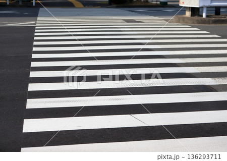 横断歩道 横断歩道 136293711
